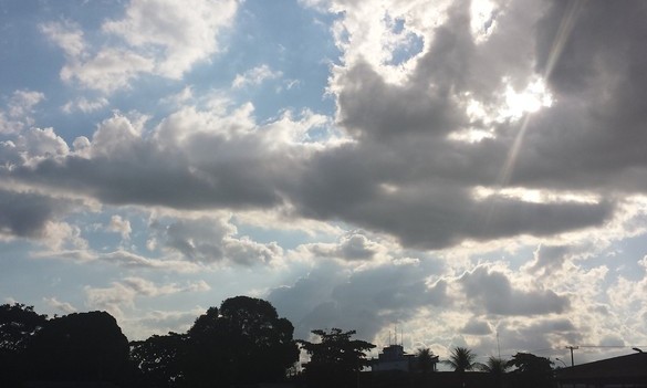 Sol e possíveis pancadas de chuva podem marcar a terça-feira, 30, em Franca