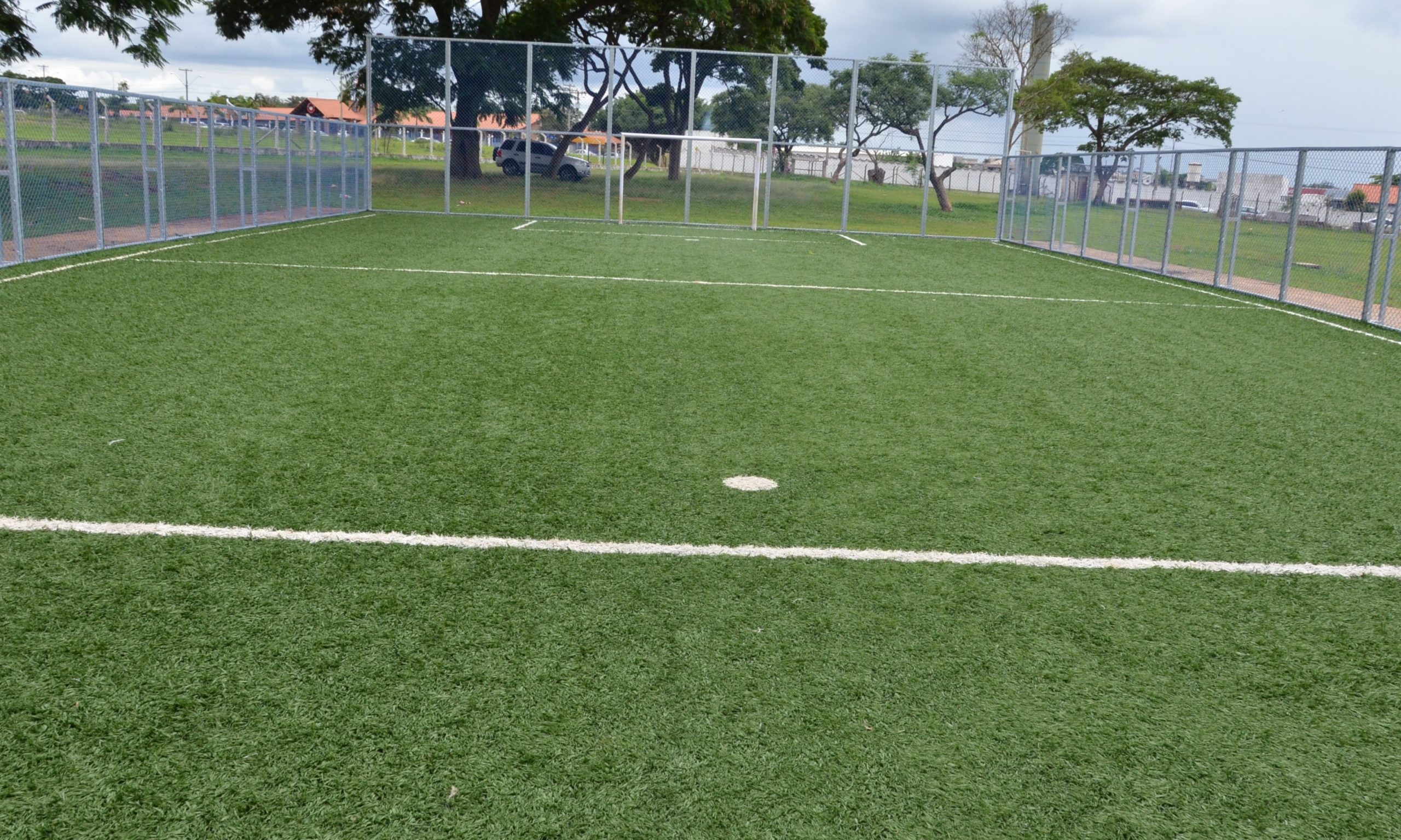 Campo de futebol society sintético do poliesportivo é finalizado pela prefeitura