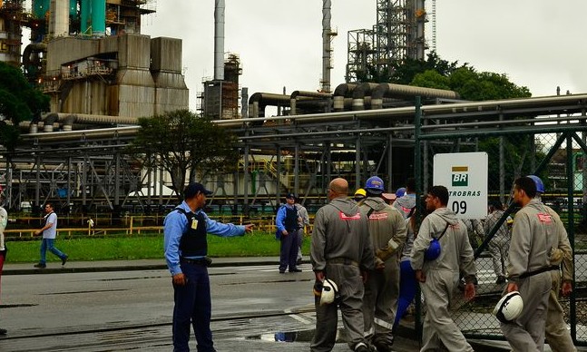 Preço da gasolina nas refinarias é reduzido mais uma vez pela Petrobras