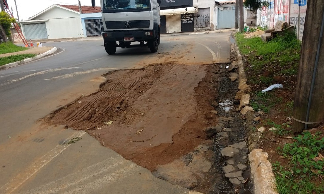 Buraco engole parte da Avenida Euclides Vieira Coelho, no Jd. Alvorada