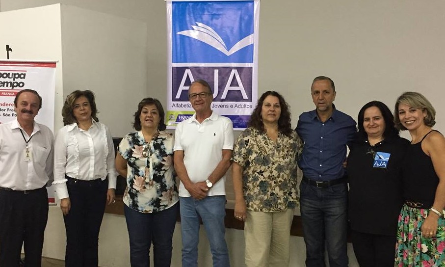 Professoras do AJA lançam livro baseado na história de vida dos alunos