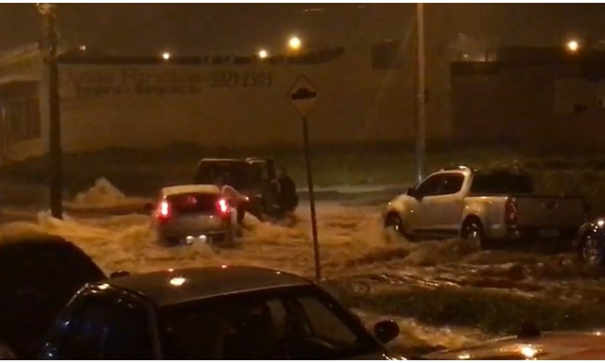 Temporal de domingo, 04, provoca estragos em Franca, Ribeirão e região