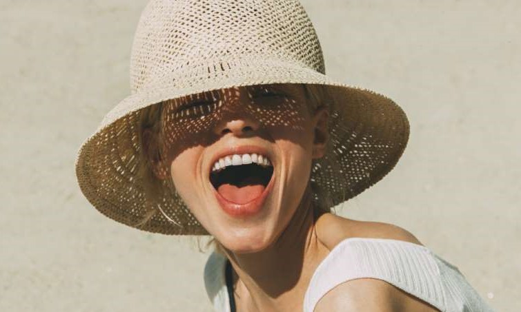 Cuidados para evitar que a rosácea piore com o calor e o sol do verão