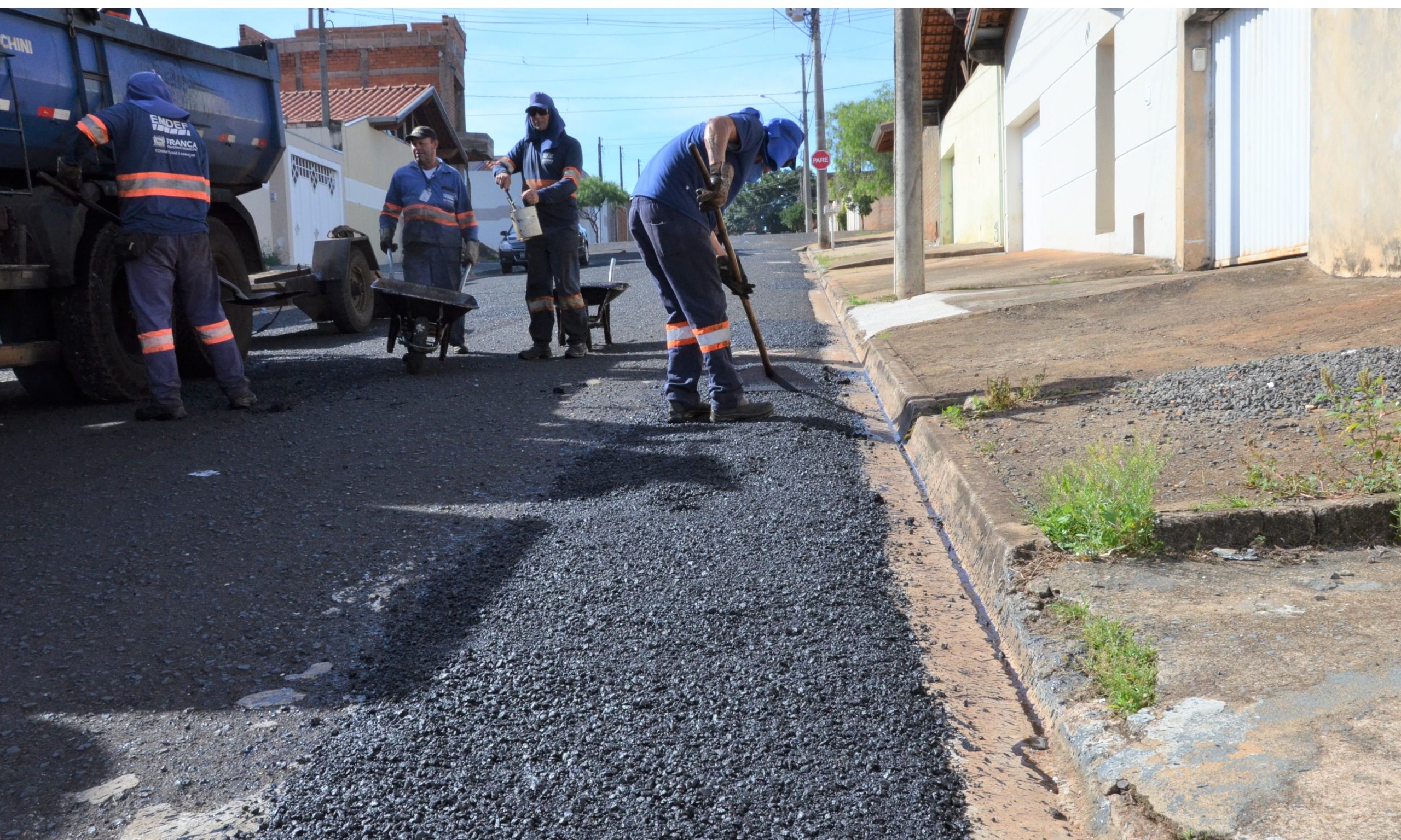 Operação de remendo asfáltico é intensificada por conta das chuvas