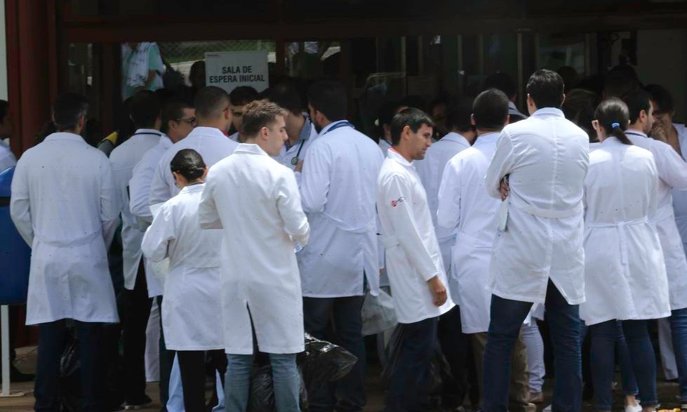 Médicos formados no exterior tentam validar seus diplomas no Brasil