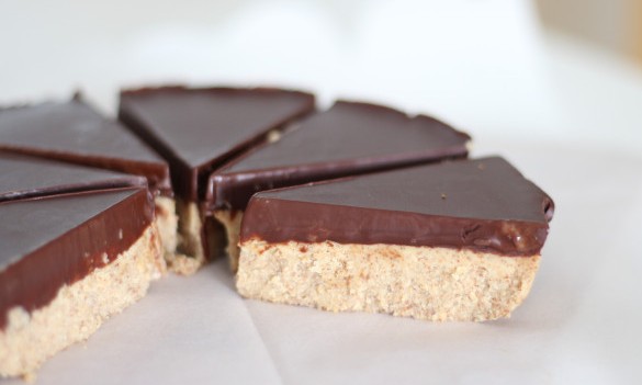 Torta low carb de amendoim e chocolate é ideal para matar a vontade de doce