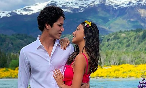 Atriz Mariana Rios posta foto de férias com namorado e exibe seu anel de noivado