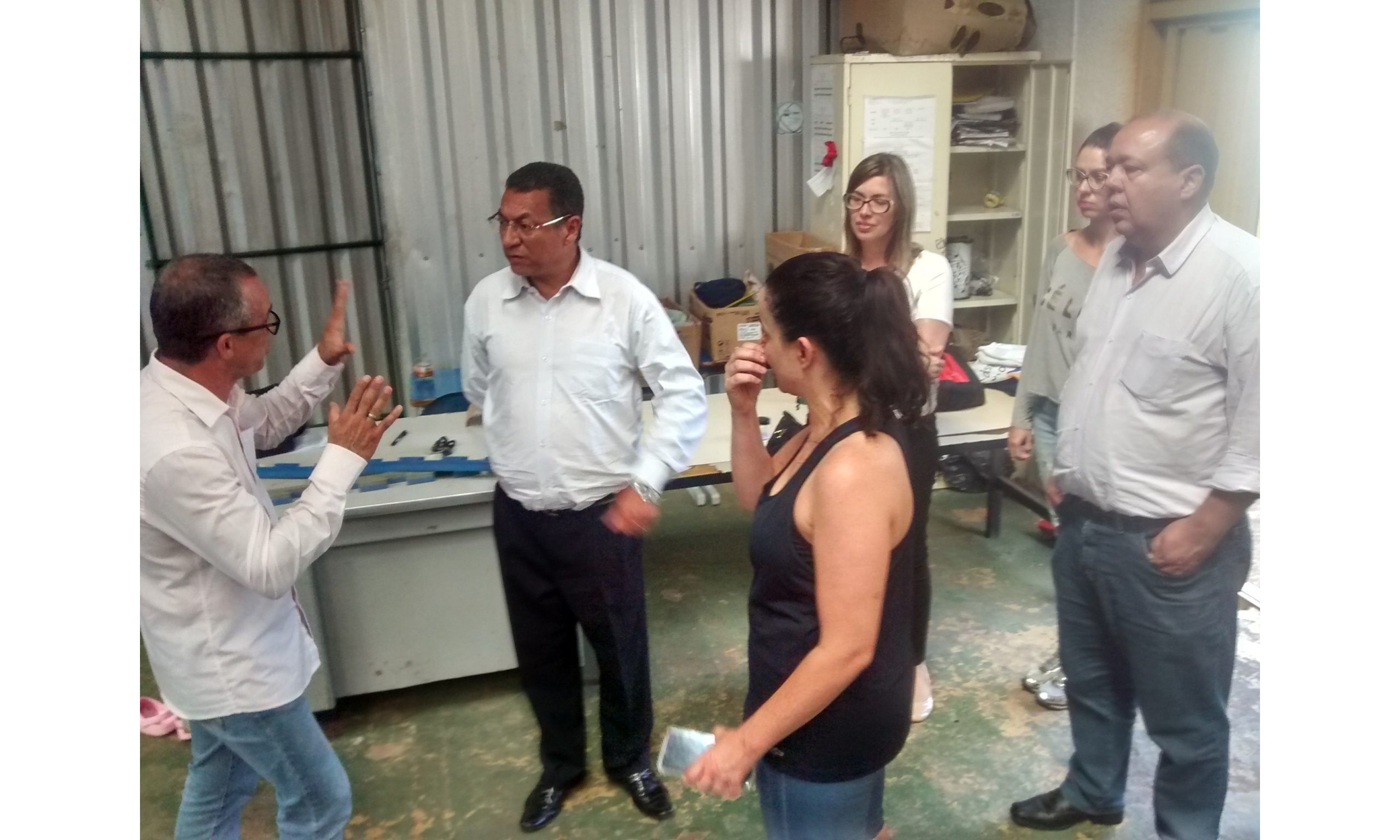 Ginásio improvisado vira “rio” em dias de chuvas e preocupa país de alunos