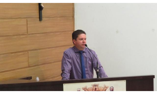 Vereador da base cobra reforma em campo pedida há dois anos ao prefeito