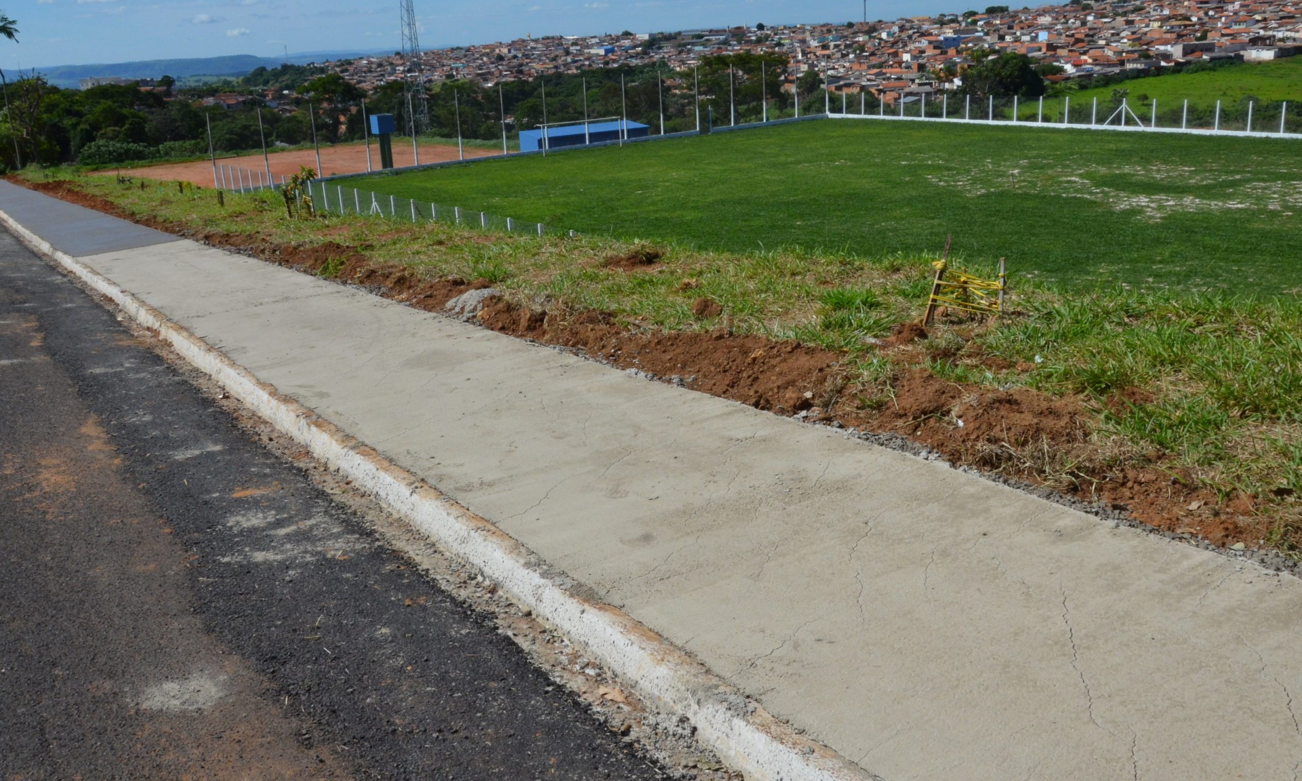 Centro de esportes do bairro Aeroporto II recebe melhorias e nova calçada