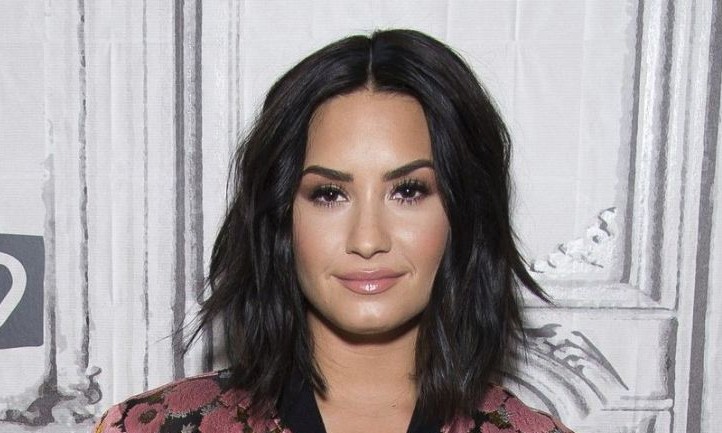Cantora Demi Lovato deixa clínica de reabilitação após três meses de internação