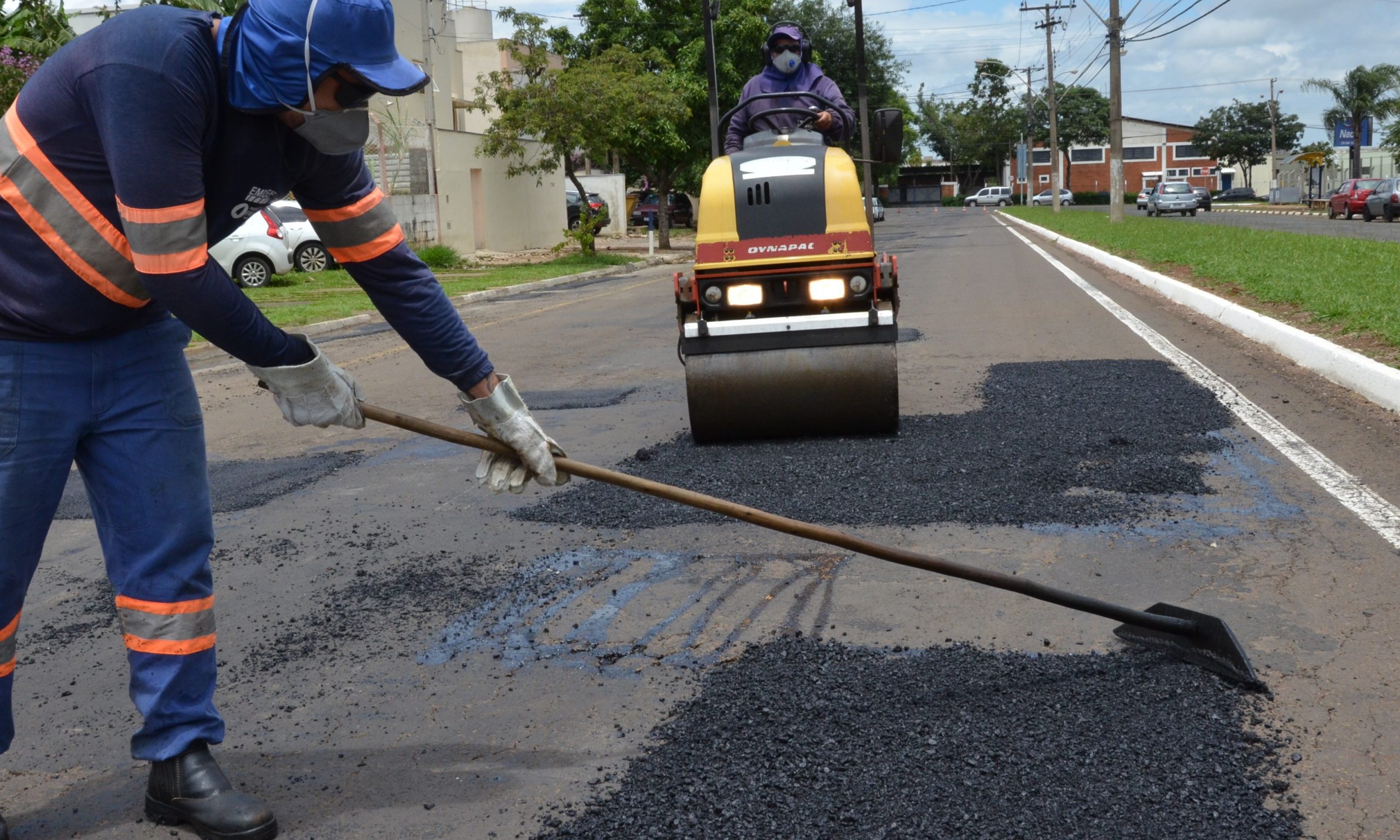 Com chuvas constantes, Prefeitura reforça operação tapa buracos na cidade