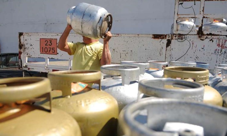 Botijão de gás de cozinha tem reajuste de 8,5% nas refinarias pela Petrobras