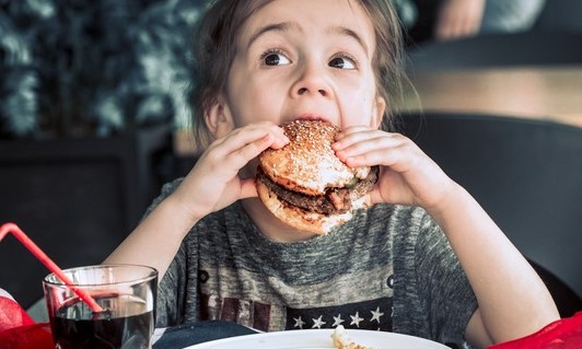 Você oferece comida para acalmar seu filho? Cuidado com esse hábito