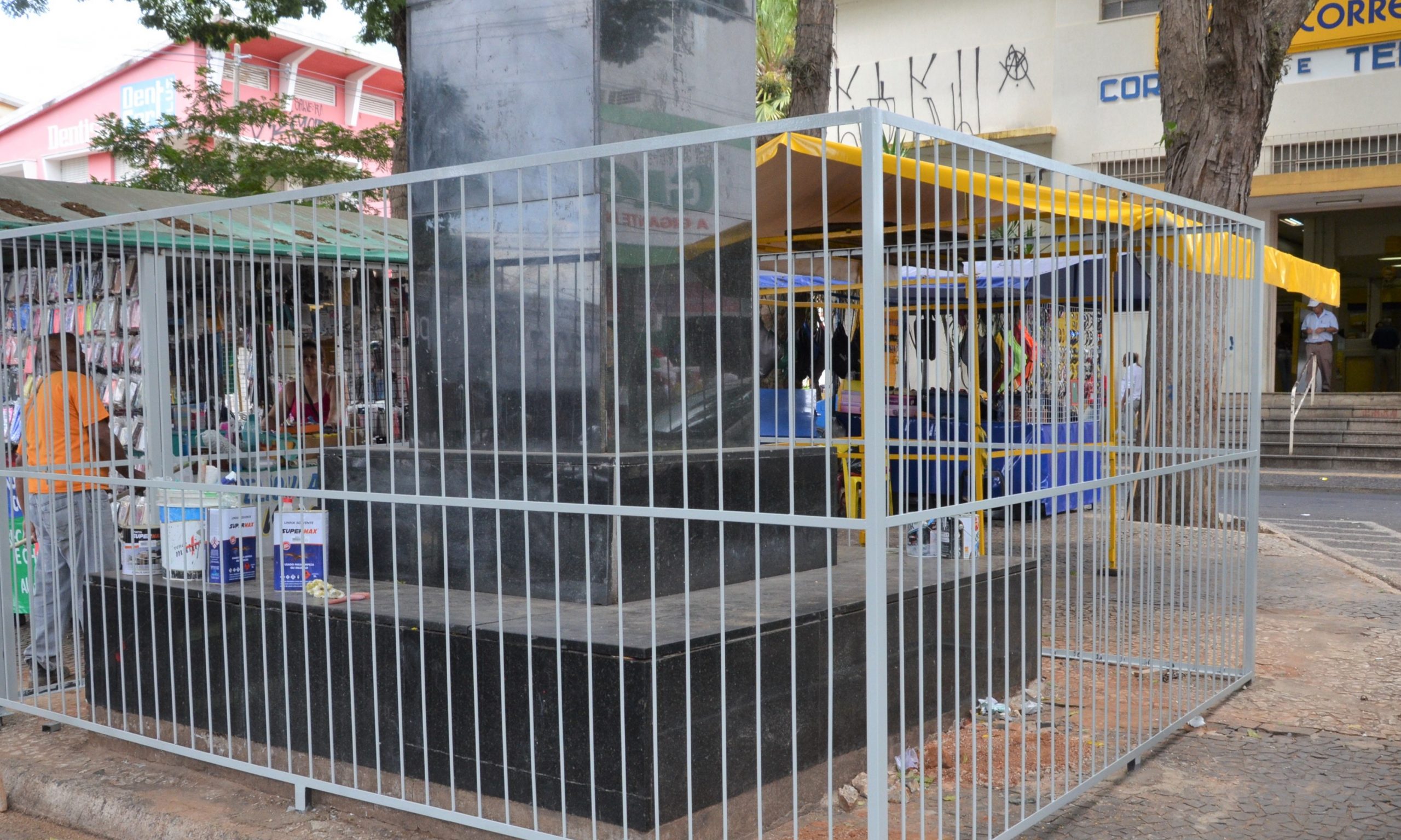 Obelisco da antiga Praça do Correio é protegido por conta de vandalismo