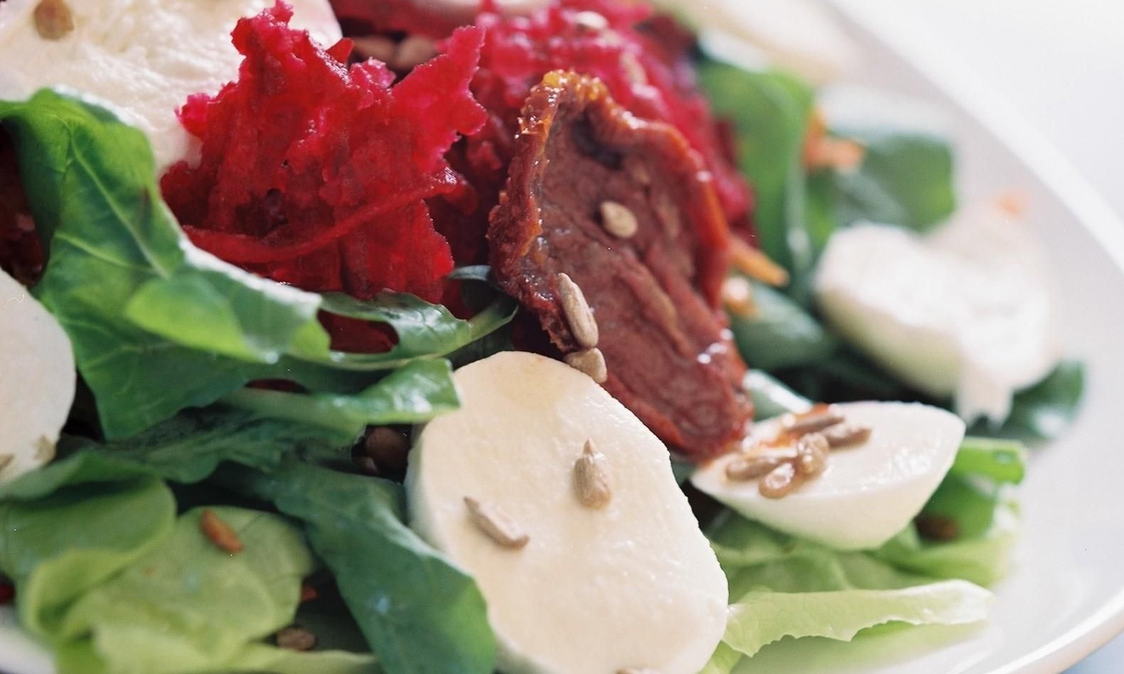 Salada com sementes de girassol é opção saborosa e saudável para o verão