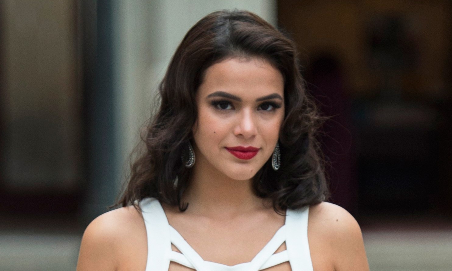 Bruna Marquezine doa vestidos usados em “dates” com Neymar para bazar