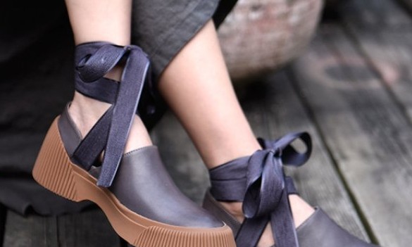 Alerta tendência: sapatos com amarrações dão charme ao look neste verão