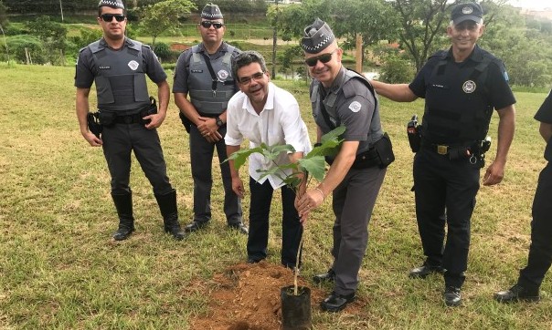 Vítimas do trânsito em Franca são homenageadas com plantio de árvores