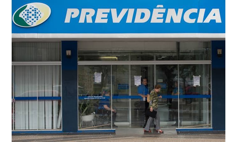 Jair Bolsonaro defende aprovação da idade mínima para aposentadoria no país