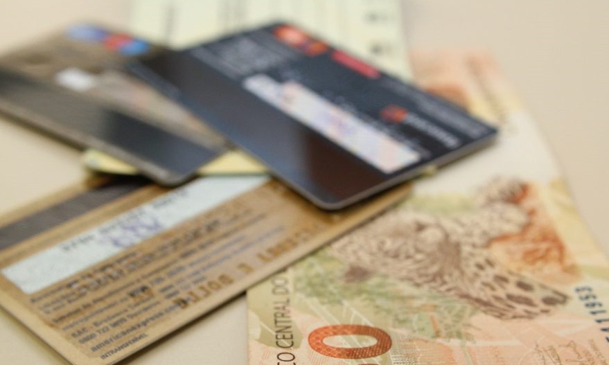 Percentual de pessoas inadimplentes recua em outubro, informa CNC