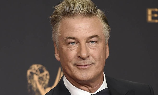 Ator Alec Baldwin é preso em Nova York por dar um soco em um homem na rua