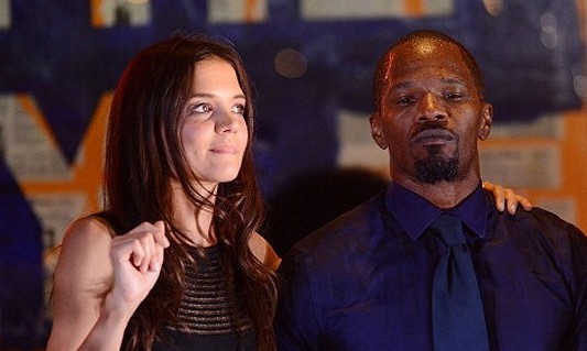 Atores americanos Katie Holmes e Jamie Foxx vão se casar e ele vai adotar Suri
