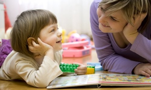 Atenção: atraso do bebê para falar pode estar relacionado a mimo dos pais