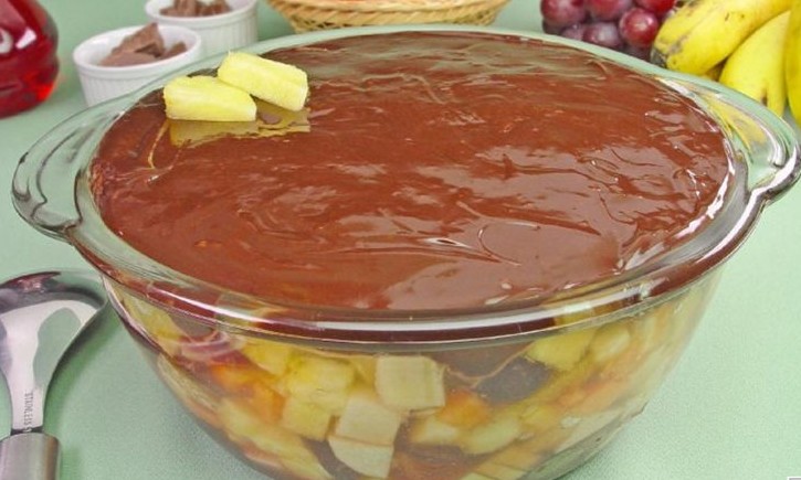 Receita de Escondidinho de chocolate com frutas traz incrível mistura de sabores