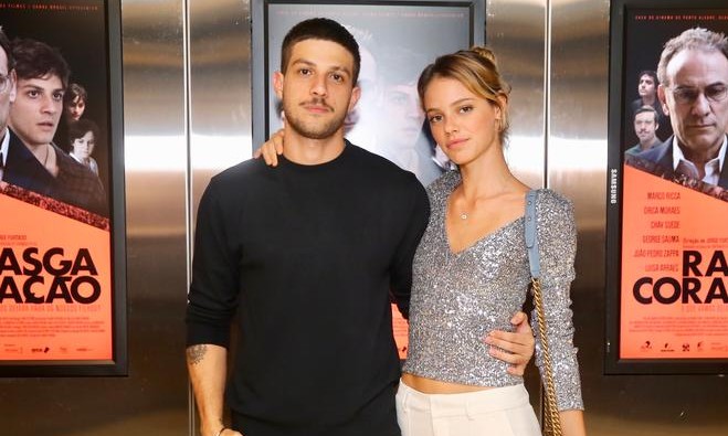 Após reatarem, atores Chay Suede e Laura Neiva remarcam data do casamento