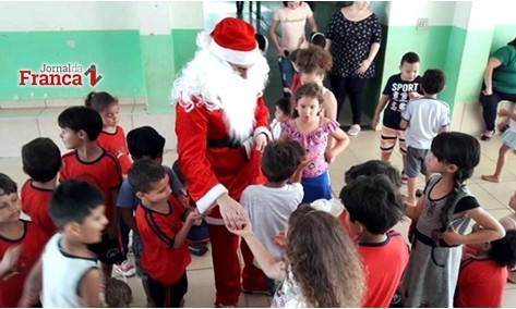 Centro de Educação Infantil de Cristais Paulista recebe visita do Papai Noel