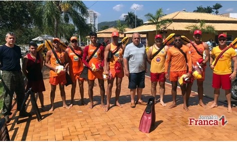 Rifaina recicla guarda-vidas em técnicas de salvamento para o período de verão