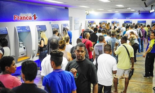 Nascidos em dezembro já começaram a receber abono salarial do PIS