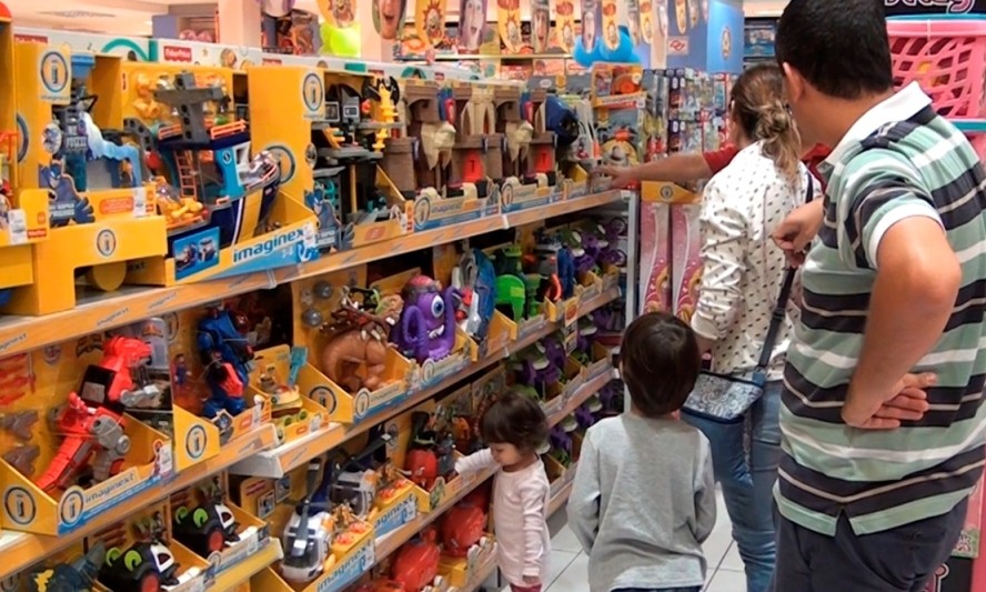 Procon dá orientações sobre cuidados na hora da compra de brinquedos
