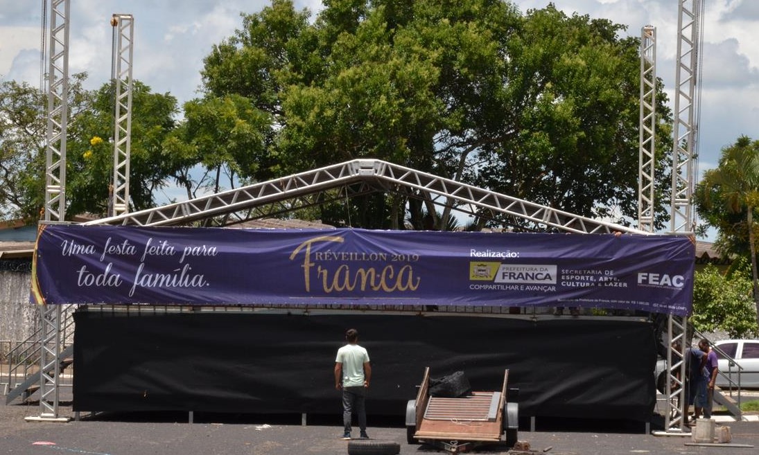 Montagem dos palcos para os shows de Réveillon estão a todo vapor