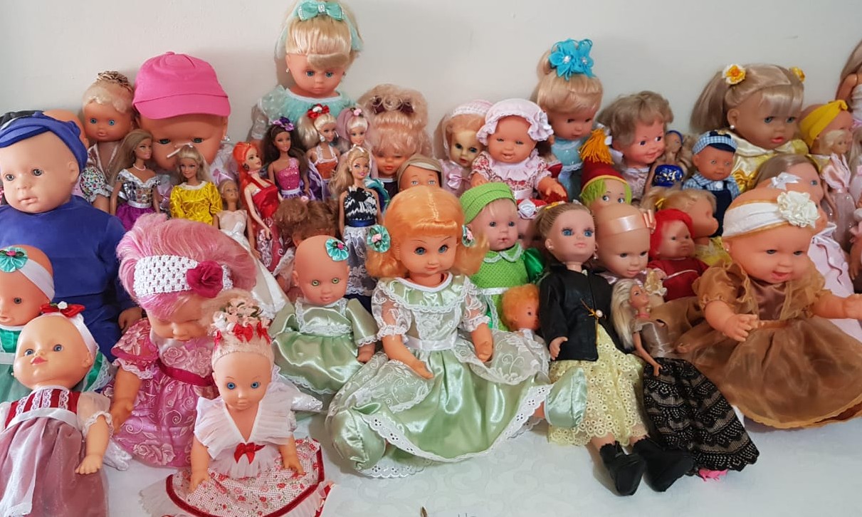 Uma festa humanitária
que distribuiu bonecas e
brinquedos para crianças