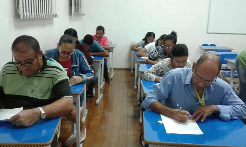 Alunos da Alfabetização para Jovens e Adultos (AJA)recebem diplomas