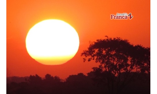 Com pancadas de chuva dominando o dia, calor em Franca continua nesta 4ª