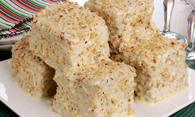 Bolo gelado de nozes com calda cremosa surpreende pelo sabor incrível e textura