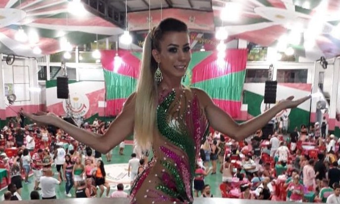 Primeira musa transgênero da Mangueira é apresentada durante ensaio de Carnaval