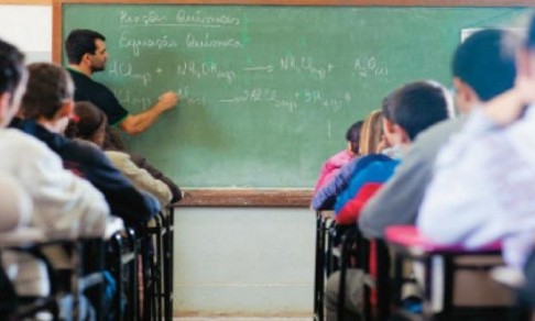 Prefeitura deposita bonificação de R$ 2 mil para servidores da Educação