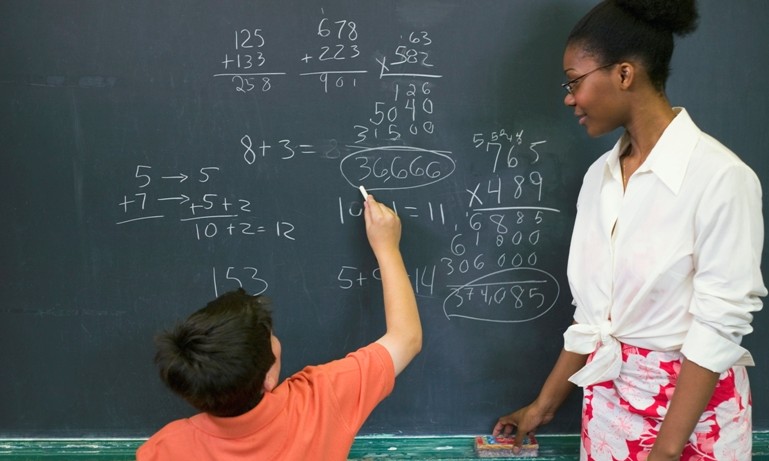 Quase 1.700 profissionais de Educação Básica receberão bônus dia 30/01