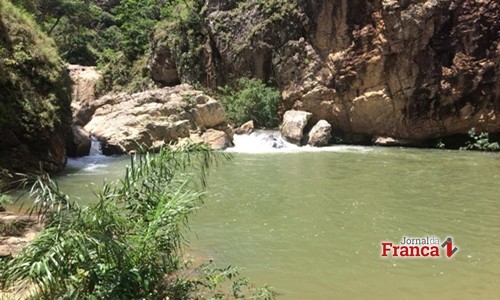 Pai e filho morrem afogados em cachoeira de Araxá, Minas Gerais