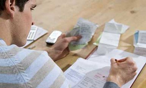 Pesquisa mostra que 63% dos brasileiros analisam seus gastos e ganhos