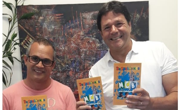 Tio Paulão entrega 100 CD’s infantis para Prefeitura distribuir em suas escolas