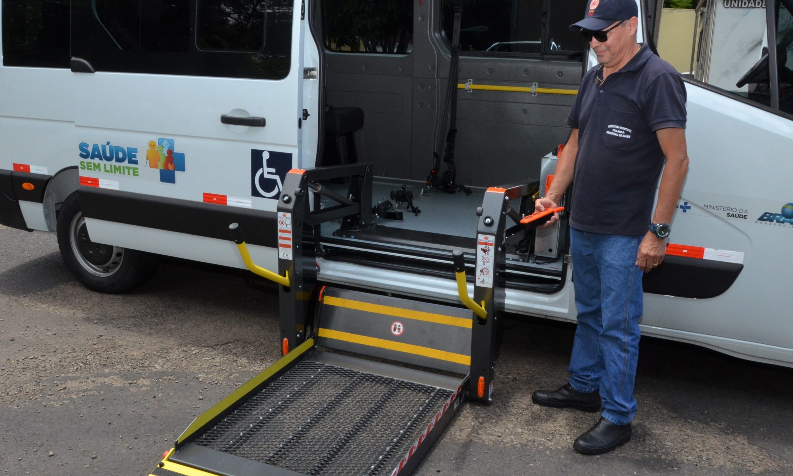 Entrega de veículo adaptado para transporte de pacientes será na 6ª, 1º