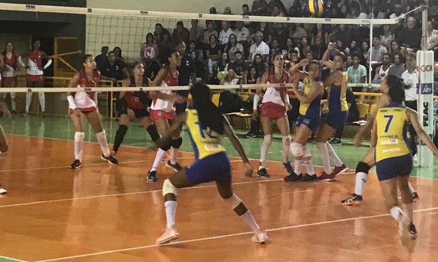 Vôlei feminino de Franca vence o Marcelino de Londrina em estréia em casa