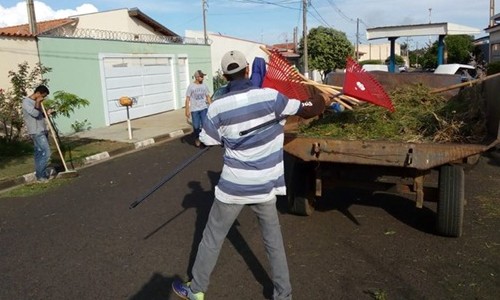 Prefeitura de Cristais Paulista inicia poda de matos das calçadas e guias
