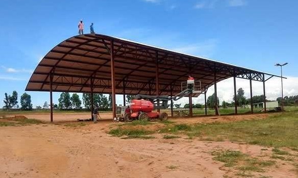 Montagem da estrutura da cobertura do Parque de Exposições é finalizada