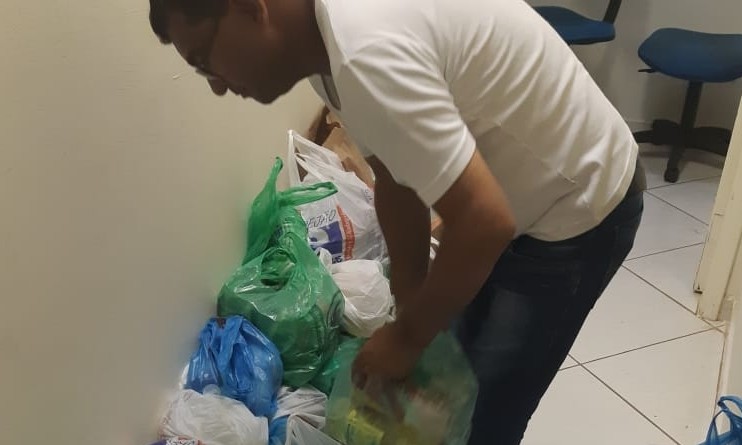 Comédia com ingresso solidário arrecada 400kg de alimentos para o Fussol